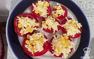 Перед подачей можно украсить листиками петрушки.