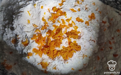 Сначала добавить маргарин, сахар и перемешать. Потом вбить яйца и снова перемешать. Затем всыпать муку, разрыхлитель и цедру.