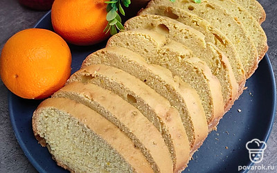 Разрезать готовый кекс, украсить и подать к столу! Приятного аппетита!