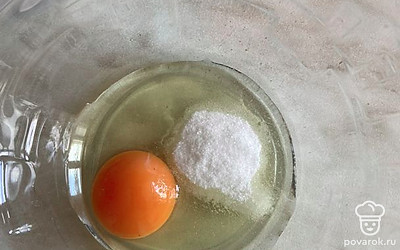 Взбить яйцо с сахарозаменителем.