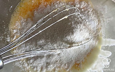 Добавить йогурт и сухие компоненты, тщательно перемешать.