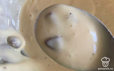 Всыпать кусочки шоколада и разлить по формочкам. Отправить в духовку на 25 минут и выпекать при 180 градусах.