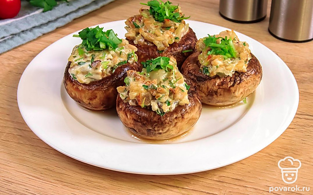 Фаршированные шампиньоны с луком и орехами — Рецепт с фото