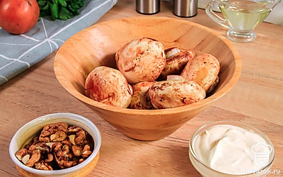 Помойте шампиньоны и обсушите. Очистите репчатый лук. Ополосните зелень и просушите бумажным полотенцем. Разогрейте духовку до 180 °С.