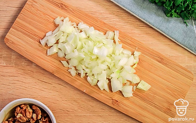 Мелко нарежьте репчатый лук.