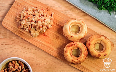 Отделите у шампиньонов ножки от шляпок. Ножки мелко порубите.