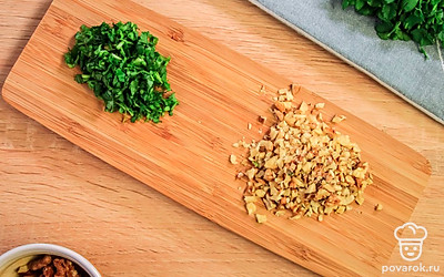 Измельчите петрушку и орехи.