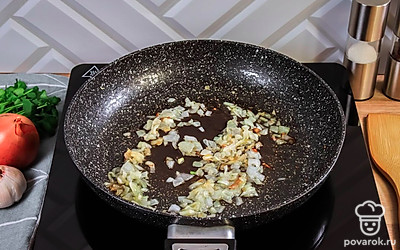 Разогрейте сковороду и влейте растительное масло. Обжарьте на среднем огне репчатый лук до золотистого цвета.