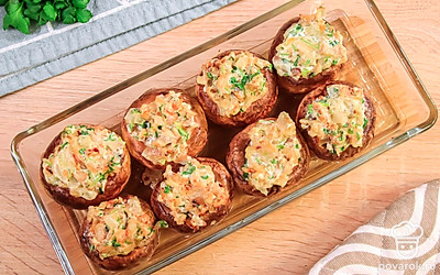 Отправьте шампиньоны запекаться в духовку на 10-15 минут.