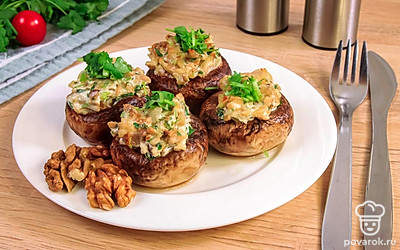 Готовые шампиньоны посыпьте нарубленной зеленью.