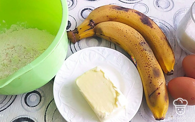  Подготовить все ингридиенты, бананы очистить от кожуры.