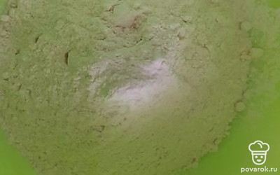 Муку нужно просеять, добавить разрыхлитель и перемешать.