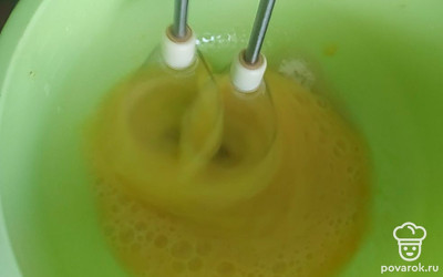 Два яйца взбить с сахаром и щепоткой соли.