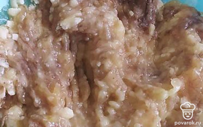 Бананы размять вилкой, чтобы получилась однородная масса.