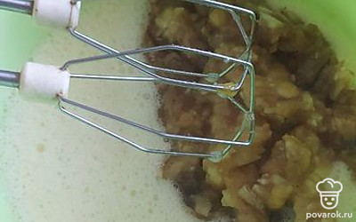 К взбитым яйцам добавить банановую массу, перемешать, удобнее с помощью миксера. 