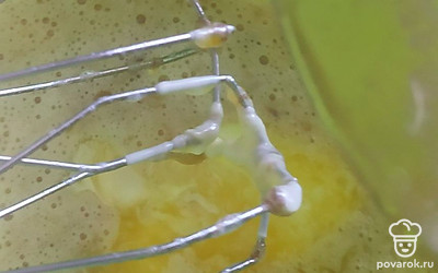 К массе добавить растопленное в микроволновой печи или на водяной бане масло, перемешать.