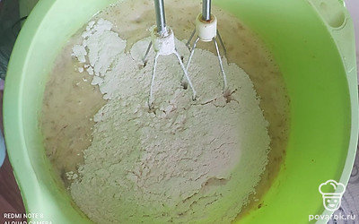 Добавить к массе просеянную муку с разрыхлителем, снова хорошенько перемешать.