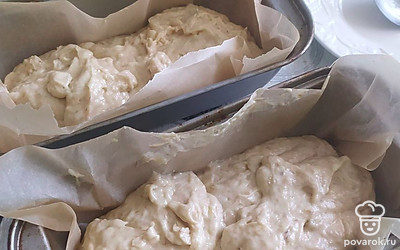 Выложить массу в форму, у меня их две, и застелить дно формочек пекарской бумагой.