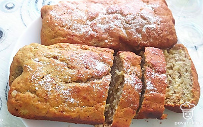 Ароматный и воздушный банановый кекс готов! Перед подачей посыпать кекс сахарной пудрой и подать к чаю или кофе.