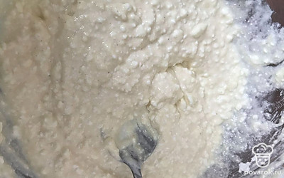 Смешайте творог и йогурт, яйцо, 40 грамм муки, ванилин, половину сахарозаменителя. 