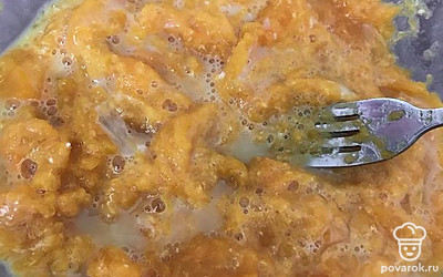 Смешайте яйцо, вареную тыкву, сахарозаменитель, 20 г муки , крахмал и мед.