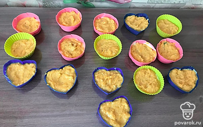 Заполните формочки, поставьте в духовку при 180 градусах на 20 минут. 
