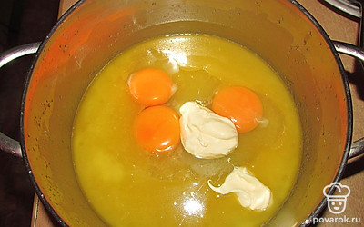 Сливочное масло растопите, добавьте сахар, яйца, майонез и хорошо перемешайте.