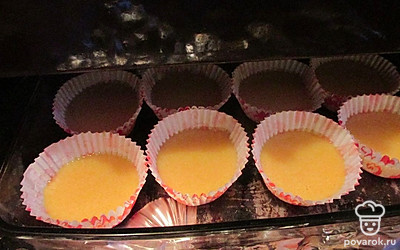 Добавьте к яичной смеси соду и кукурузную муку, перемешайте. Тесто разлейте по формочкам и поставьте выпекаться в духовку на 15 минут при температуре 200 градусов.