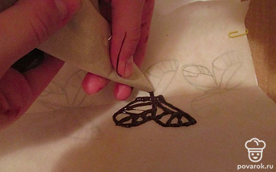 Также можно сделать украшения для кексов из шоколада: растопите шоколад и наполните им кондитерский мешок. На бумаге для выпечки нарисуйте любые фигурки. Отправьте на 10 минут в морозилку застывать, и украшение готово.