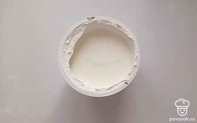 Нагреть сметану и яйцо до комнатной температуры.