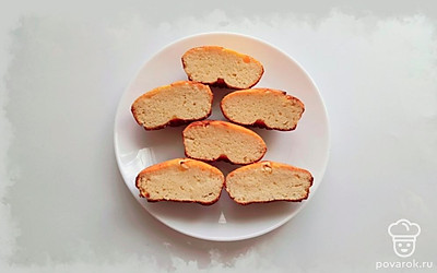 Добавить в тесто муку и вымешать до однородности, разлить по формам и выпекать 25 минут при 180 градусах.