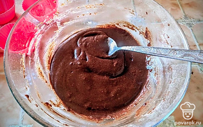 В глубокую емкость высыпаем муку, сахар, какао, после добавляем молоко, яйца и предварительно растопленное сливочное масло, далее добавляем ванильный сахар и тщательно перемешиваем до однородной массы.