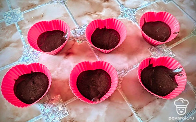 Распределяем получившуюся массу по формам (или выливаем в одну большую форму для запекания).