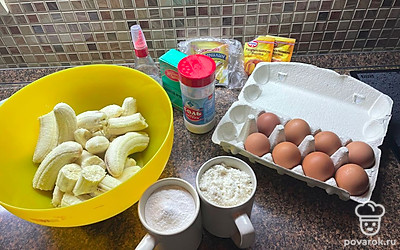 Подготовьте все ингредиенты. Рецепт даю на 1 банан. Уверена, когда попробуете, следующий раз готовить будете в большем объёме.