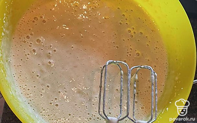 Размять спелый банан вилкой (или, если он не спелый и не один, то миксером) добавить яйцо, муку, какао, сахарозаменитель (или обычный сахар) (кстати, муку тоже можете использовать обычную). Добавляем разрыхлитель, ванилин, соль. Все смешать, при необходимости (если смесь слишком густая) добавить молоко. Выложить в силиконовую форму. Выпекать в духовке 10-15 минут при 180 градусах.