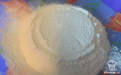 Насыпаем муку. 