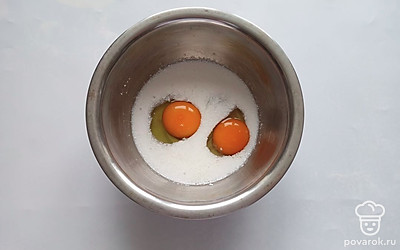 Смешать яйца и мягкий творог.