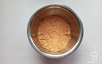 Добавить заменитель сахара, разрыхлитель, муку, вымешать.