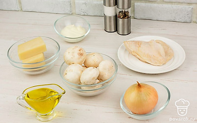 Хорошо промойте и просушите грибы, заранее отварите и остудите куриное филе.