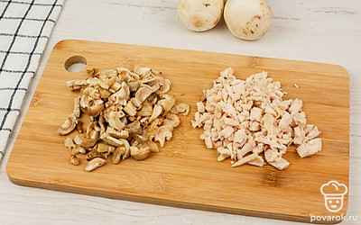 Аккуратно срежьте ножки шампиньонов, не повредив шляпки. Мелко нарежьте ножки. Куриное филе нарежьте мелкими кусочками.