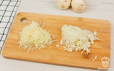 Измельчите репчатый лук, сыр натрите на крупной терке. Отправьте лук на разогретую сковороду с небольшим количеством масла.