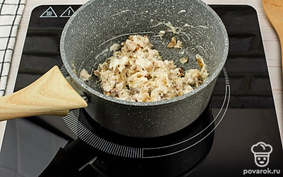 Добавьте к луку нарезанные ножки шампиньонов, обжаривайте в течение 3-4-минут. Добавьте к луку и грибам сметану, курицу и пармезан. Добавьте соль и перец по вкусу, смешайте до единой консистенции. После того, как сыр начнет плавиться, снимайте с огня начинку.