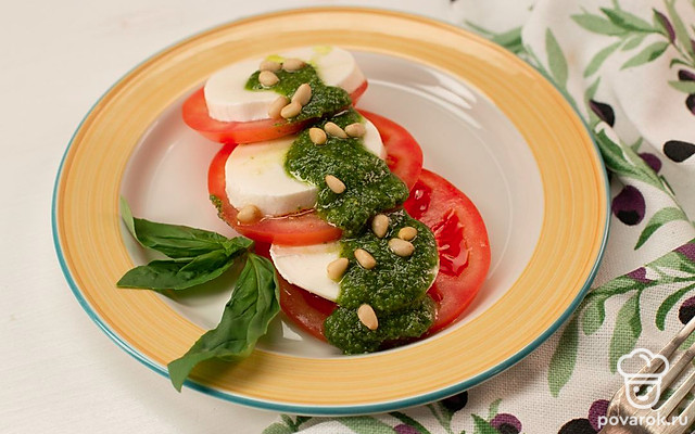 Капрезе с соусом песто — Рецепт с фото