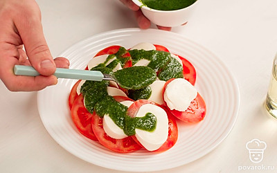 Посолите, сбрызните оливковым маслом, дополните песто, листьями базилика и подавайте.