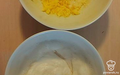 Разделите белки и желтки, взбейте по отдельности постепенно добавляя сахар. 