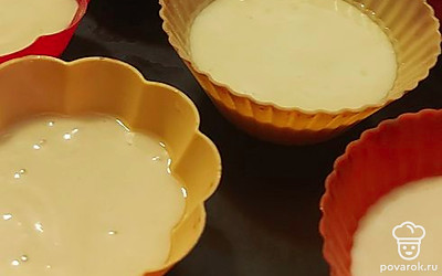 Давайте размягченное масло, муку, разрыхлитель, молоко. Тесто готово. Выпекать при 180 градусах 15-20 минут.