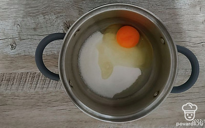 Смешать сахар и яйцо вилкой или венчиком. При желании можно миксером. 