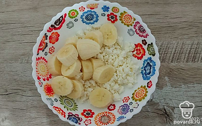 Бананы и твогор смешать в блендере до однородной массы.