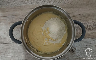 В самом конце порциями добавляем муку, перемешиваем тесто.