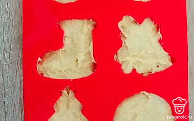 Полученное тесто выкладываем по силиконовым формочкам. Ставим в разогретую до 180 градусов духовку на 30 минут.